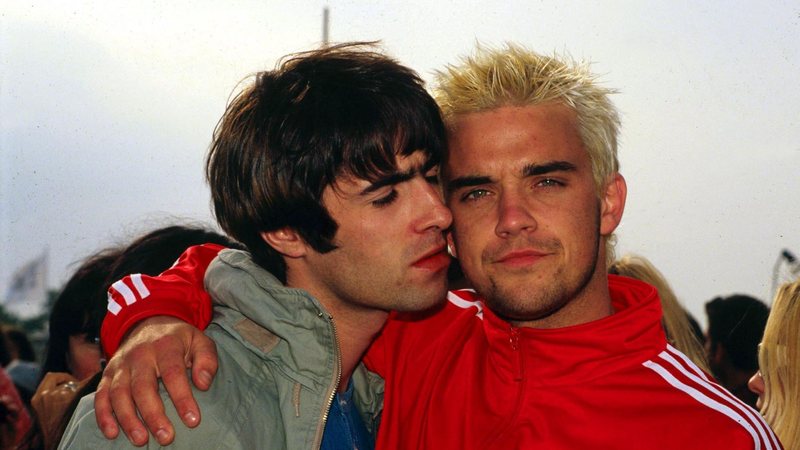 Liam Gallagher e Robbie Williams no Glastonbury, em 1995 (Foto: Brian Rasic/Getty Images)