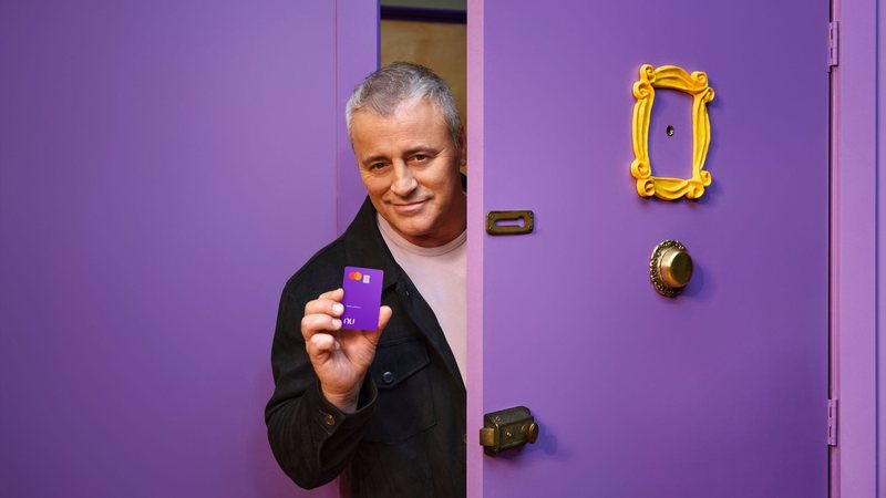 Matt LeBlanc em campanha do Nubank (Foto: Divulgação Nubank)