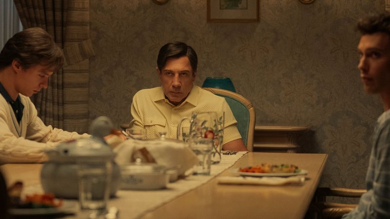 Cena de Monstros: Irmãos Menendez: Assassinos dos Pais com Cooper Koch, Nicholas Alexander Chavez e Javier Bardem (Foto: MILES CRIST/NETFLIX)