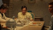 Cena de Monstros: Irmãos Menendez: Assassinos dos Pais com Cooper Koch, Nicholas Alexander Chavez e Javier Bardem (Foto: MILES CRIST/NETFLIX)