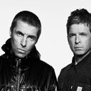 Liam e Noel Gallagher no retorno do Oasis (Foto: Simon Emmett)