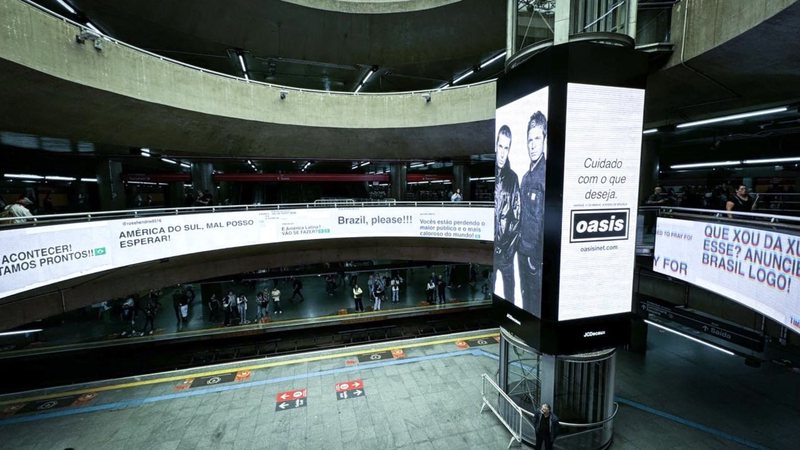 Divulgação do Oasis na Estação Sé, da linha azul e vermelha do metrô de São Paulo (Foto: Reprodução/Twitter)