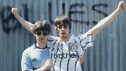 Noel e Liam Gallagher com camisas do Manchester City (Foto: Reprodução)