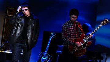 Liam e Noel Gallagher em show do Oasis em 2008 (Foto: Morena Brengola/Getty Images)