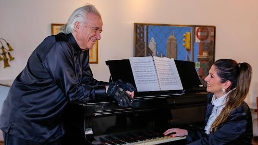 Maestro João Carlos Martins e Carol Paiffer (Foto: Divulgação/Thiago Duran)