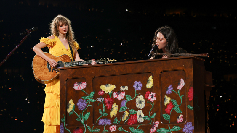 Gracie Abrams e Taylor Swift em Ohio (Foto: by TAS2023 via Getty Images)