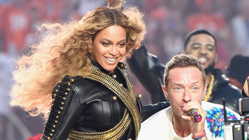 Beyonce e Chris Martin, do Coldplay, apresentam-se no show de intervalo do Super Bowl 50 (Foto: Jeff Kravitz/FilmMagic)