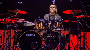 Charles Gavin durante show com o Titãs no Lollapalooza (Foto: Mauricio Santana / Getty Images)