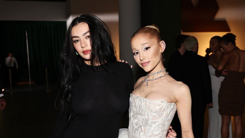 Charli XCX e Ariana Grande (Foto: Jamie McCarthy/Getty Images)