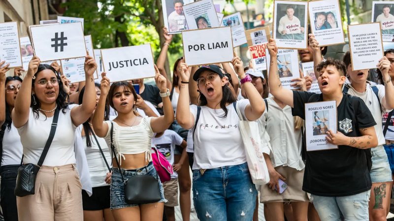 Fãs pedem justiça por Liam Payne em protesto em Buenos Aires, Argentina (Foto: Segismundo Trivero/Rolling Stone Argentina)