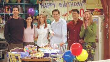 David Schwimmer, Courteney Cox, Jennifer Aniston, Matthew Perry, Matt LeBlanc e Lisa Kudrow no set de Friends (Foto: Warner Bros. Television)