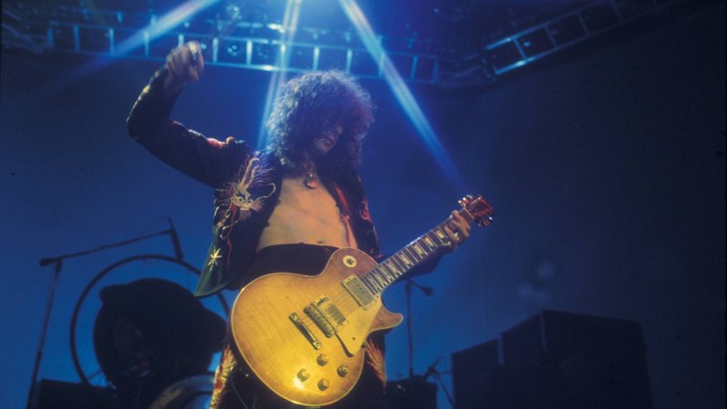 Jimmy Page, guitarrista do Led Zeppelin, em 1975 (Foto: Watal Asanuma / Shinko Music / Getty Images)