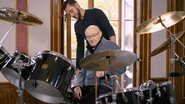 Phil Collins e o filho, Nic Collins (Foto: reprodução / YouTube / Drumeo)