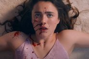 Margaret Qualley como Sue em A Substância (Foto: Reprodução/Mubi)