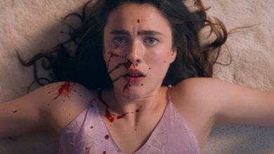 Margaret Qualley como Sue em A Substância (Foto: Reprodução/Mubi)