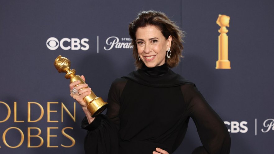 Fernanda Torres com Globo de Ouro de X na cerimônia de 2025 (Foto: Jason Armond / Los Angeles Times via Getty Images)