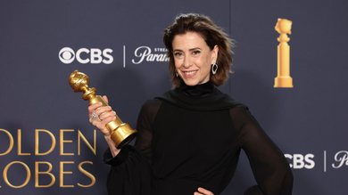 Fernanda Torres com Globo de Ouro de X na cerimônia de 2025 (Foto: Jason Armond / Los Angeles Times via Getty Images)