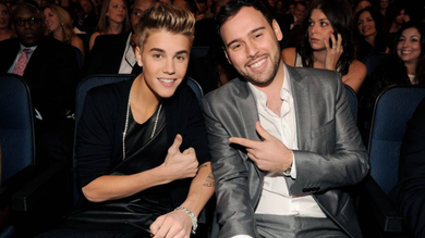 Justin Bieber e o empresário Scoot Braun posam na plateia no 40º American Music Awards. Foto de Kevin Mazur/AMA2012/WireImage)