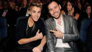 Justin Bieber e o empresário Scoot Braun posam na plateia no 40º American Music Awards. Foto de Kevin Mazur/AMA2012/WireImage)