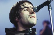 Liam Gallagher, vocalista do Oasis, nos anos 1990 - Foto: Des Willie / Redferns