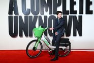 Por que Timothée Chalamet foi multado ao chegar de bicicleta em estreia de filme (Foto: Tim P. Whitby/Getty Images)