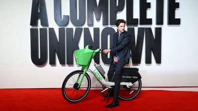 Por que Timothée Chalamet foi multado ao chegar de bicicleta em estreia de filme (Foto: Tim P. Whitby/Getty Images)