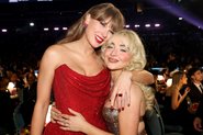 Taylor Swift e Sabrina Carpenter (Foto: Johnny Nunez/Getty Images)