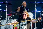 Frank Ferrer e Axl Rose com o Guns N' Roses em 2018 - Foto: Ollie Millington / Getty Images