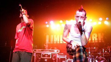 Linkin Park (Mike Shinoda e Chester Bennington) ao vivo no início dos anos 2000 - Foto: Jeffrey Mayer / WireImage