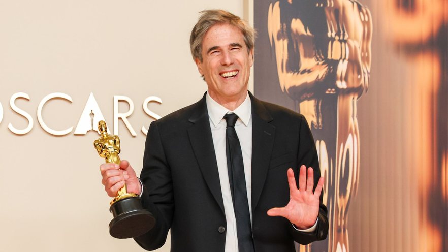 Walter Salles com a estatueta de Melhor Filme Internacional do Oscar 2025 - Jason Armond / Los Angeles Times via Getty Images