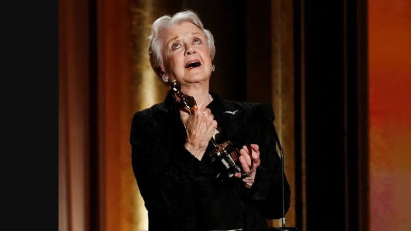 Angela Lansbury recebe Oscar honorário pela carreira, em 2013 (Foto: Mario Anzuoni/Reuters)