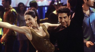 Courteney Cox como Monica e David Schwimmer como Ross em Friends (Foto: Reprodução/Warner)