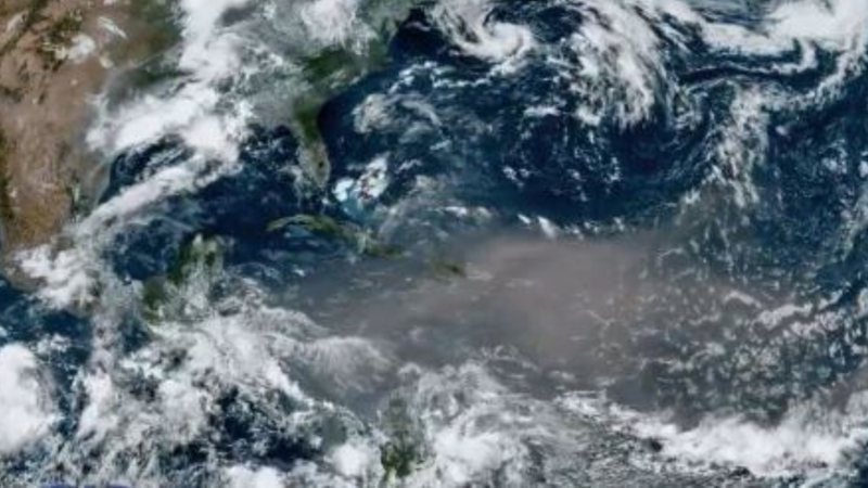 A nuvem de poeira "Godzilla" (Foto: NOAA / Twitter / Reprodução)