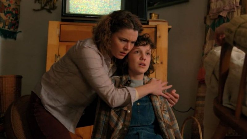 Amy Seimetz em Stranger Things, abraçando Millie Bobby Brown (Foto: Reprodução / Netflix)