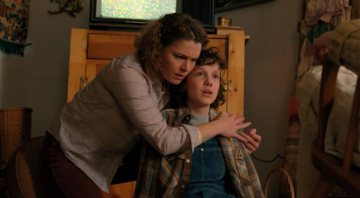 Amy Seimetz em Stranger Things, abraçando Millie Bobby Brown (Foto: Reprodução / Netflix)