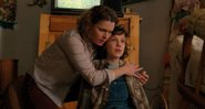 Amy Seimetz em Stranger Things, abraçando Millie Bobby Brown (Foto: Reprodução / Netflix)