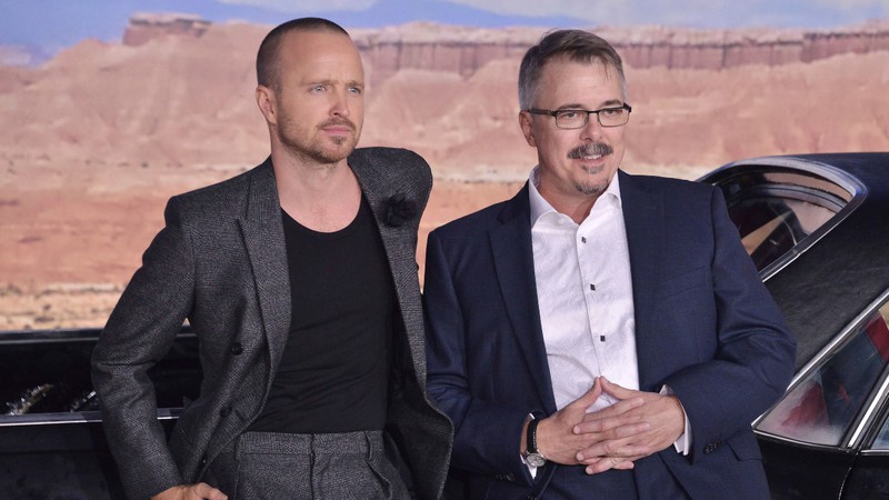 Aaron Paul e Vince Gilligan na estreia de El Camino, em Los Angeles (Foto: Sthanlee B. Mirador/ Sipa USA/ AP)