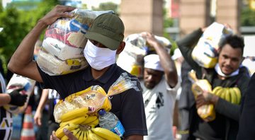 Distribuição de alimentos em Belo Horizonte (Pedro Vilela/Getty Images)