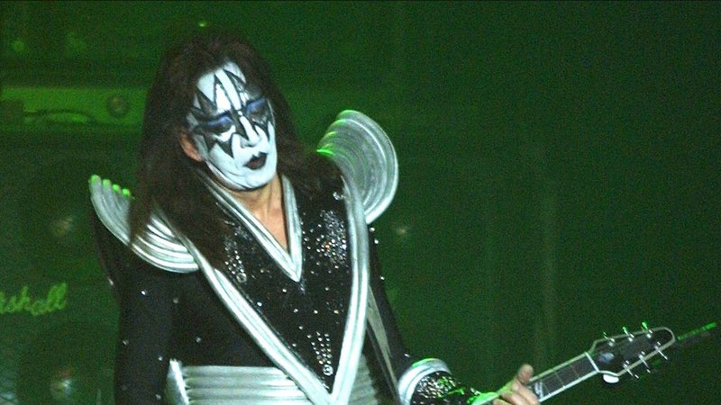 Ace Frehley toca com Kiss em Nova York, 2002 (Foto: George De Sota/Getty Image)