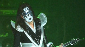 Ace Frehley toca com Kiss em Nova York, 2002 (Foto: George De Sota/Getty Image)