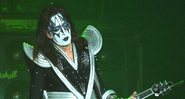 Ace Frehley toca com Kiss em Nova York, 2002 (Foto: George De Sota/Getty Image)