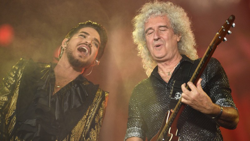 Adam Lambert e Brian May (Foto: Anthony Behar / Sipa via AP Images)