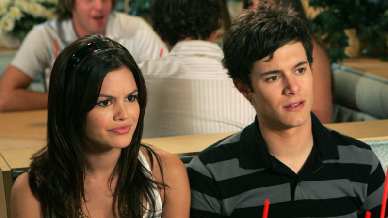 Rachel Bilson e Adam Brody em cena da série The O.C. (Foto: Greg Schwartz/ Getty Images)