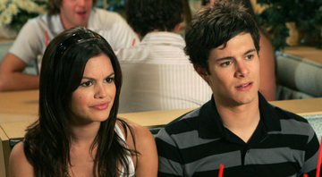 Rachel Bilson e Adam Brody em cena da série The O.C. (Foto: Greg Schwartz/ Getty Images)