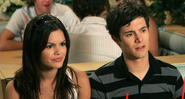 Rachel Bilson e Adam Brody em cena da série The O.C. (Foto: Greg Schwartz/ Getty Images)