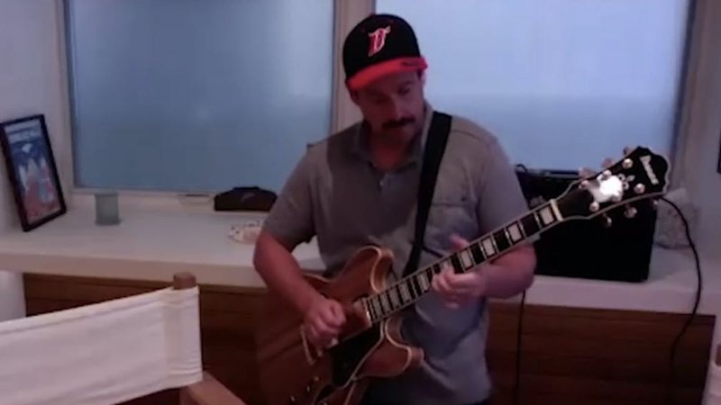 Adam Sandler toca guitarra durante quarentena (Foto: Reprodução / YouTube)