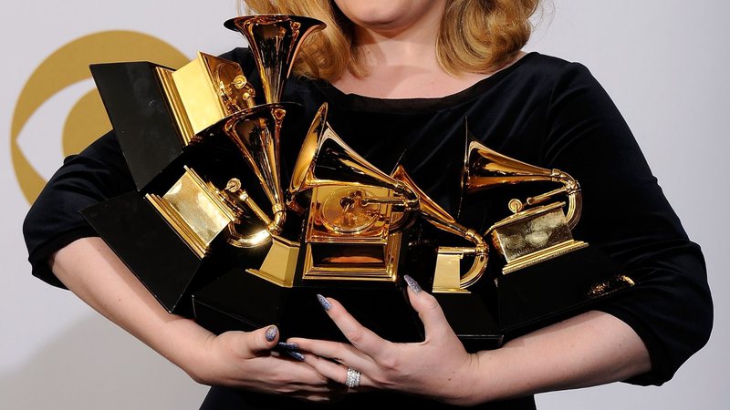 Adele com Grammys em 2012 (Foto: Kevork Djansezian / Getty Images)