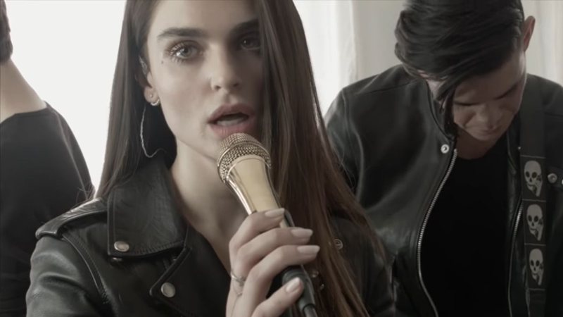 ARO em performance para Vogue (Foto: Reprodução/YouTube)