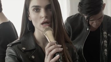 ARO em performance para Vogue (Foto: Reprodução/YouTube)