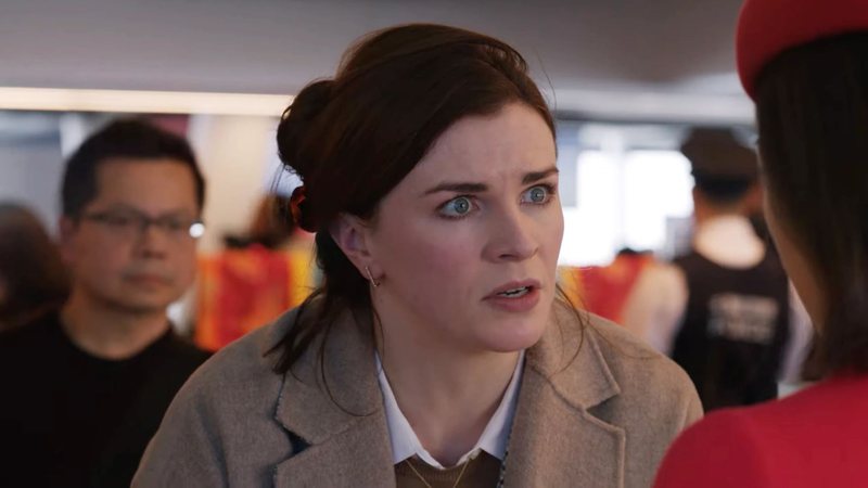 Aisling Bea no revival de Esqueceram de Mim (Foto: Reprodução)